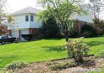 200 Robby Lane, Manhasset Hills, NY 11040