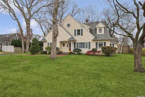 60 Hopkins Street, Sayville, NY 11782