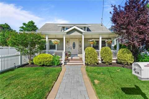 17 Auburn Avenue, Bay Shore, NY 11706