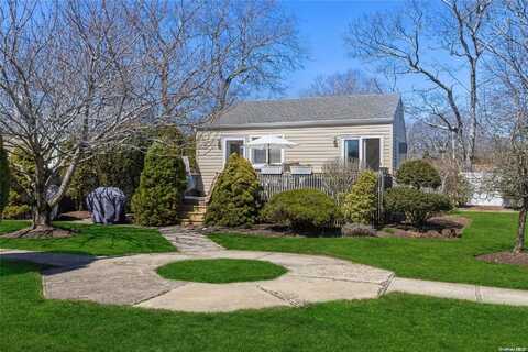 95 Springville Road, Hampton Bays, NY 11946