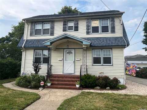 32 Vine Street, Lynbrook, NY 11563