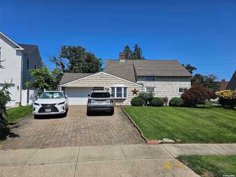 8 Bridge Lane, Hicksville, NY 11801