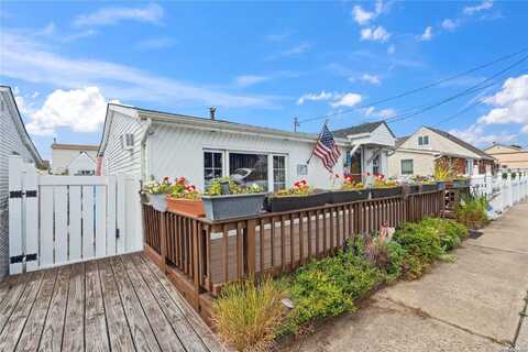 637 S 7th Street, Lindenhurst, NY 11757