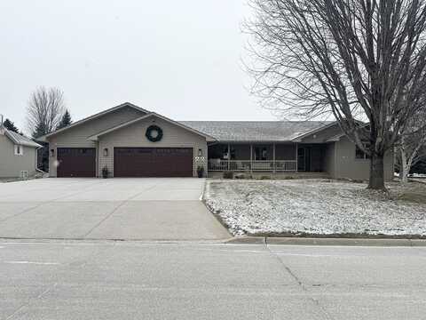 686 11th Street Circle SE, Sioux Center, IA 51250