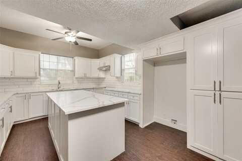 909 W E Avenue E, Garland, TX 75040