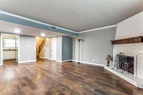 927 Roaring Springs Road, Fort Worth, TX 76114