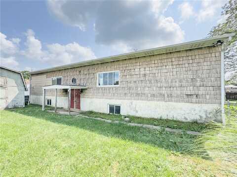 749 Parkway Dr, Springdale, PA 15049