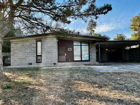 213 W Crestway Street, Plainview, TX 79072