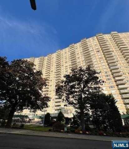 555 North Avenue 18L, Fort Lee, NJ 07024