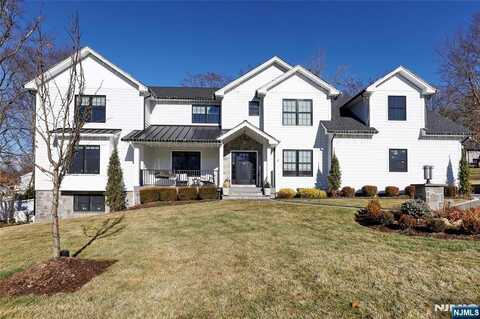 2 Bona Court, Park Ridge, NJ 07656