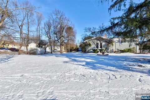 4 Mountain Way, Cedar Grove, NJ 07009