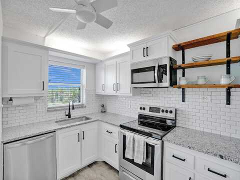 Via Poinciana, Lake Worth, FL 33467