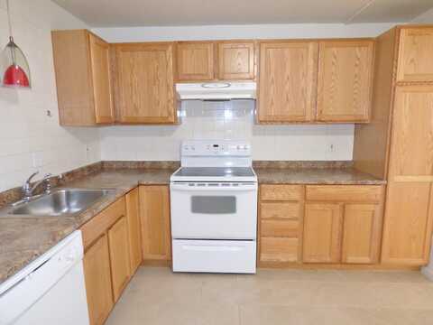 15 Oak Neck Road, Hyannis, MA 02601