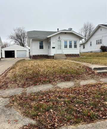 1326 Crescent Drive, Newton, IA 50208