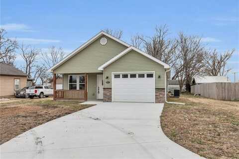 831 Pacific Avenue, Osawatomie, KS 66064