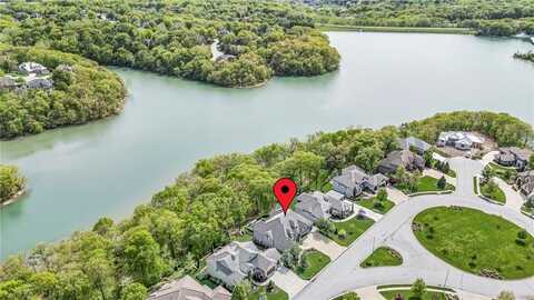 6069 Southlake Drive, Parkville, MO 64152
