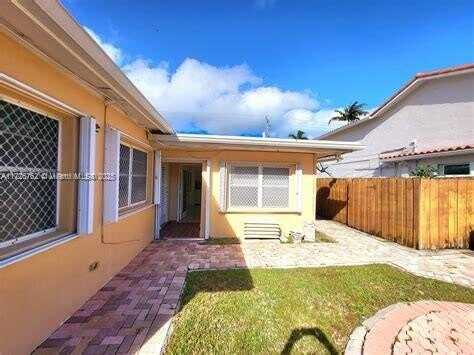 215 S 12th Ave, Hollywood, FL 33019