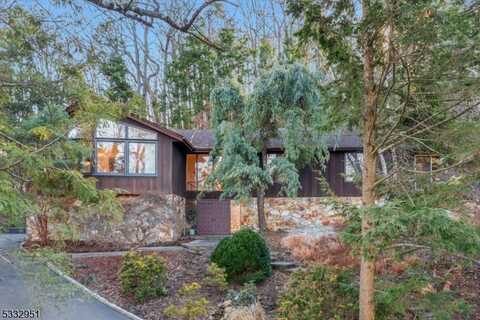 635 Omaha Way, Franklin Lakes, NJ 07417