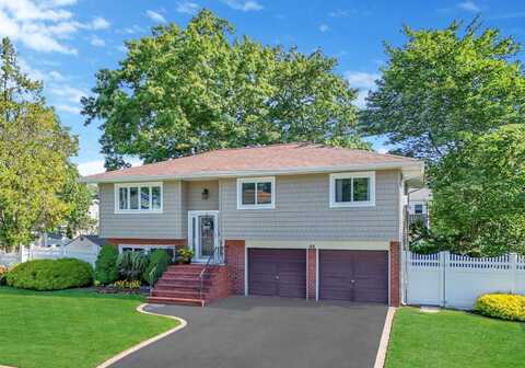 44 N Kings Avenue, Lindenhurst, NY 11757