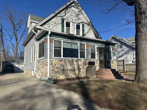 1004 Pearl St, Waukesha, WI 53186