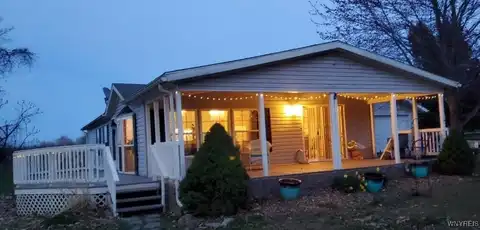 1407 Breeze Way E, Newfane, NY 14108