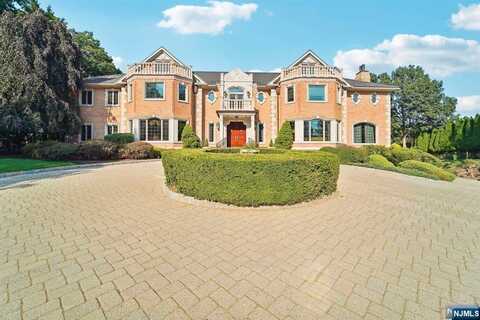 6 Shinnecock Trail, Franklin Lakes, NJ 07417