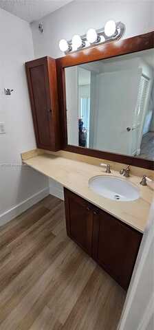500 Bayview Dr, Sunny Isles Beach, FL 33160