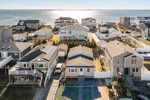 21 E Seacrest Avenue, Lindenhurst, NY 11757