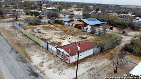 176 N TAYLOR ST, La Pryor, TX 78872