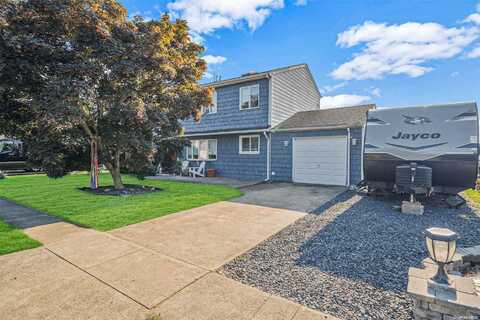 16 Wood Place, Lindenhurst, NY 11757