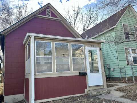 1216 W 2ND ST, Sioux City, IA 51103