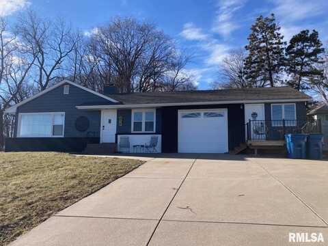 414 S 2ND Street, Le Claire, IA 52753