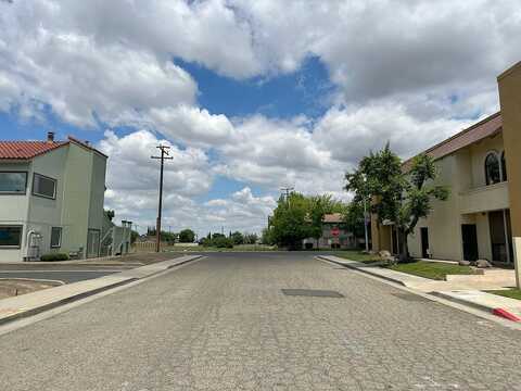 N Capitola Ct, Porterville, CA 93257