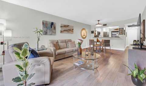 901 Colony Point Cir, Pembroke Pines, FL 33026