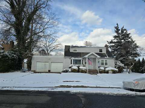 201 Elm Street, Roslyn Heights, NY 11577