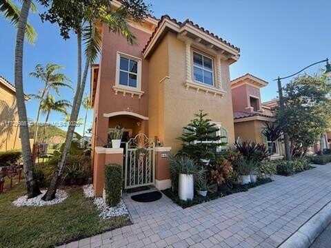 949 SW 143rd Ave, Pembroke Pines, FL 33027