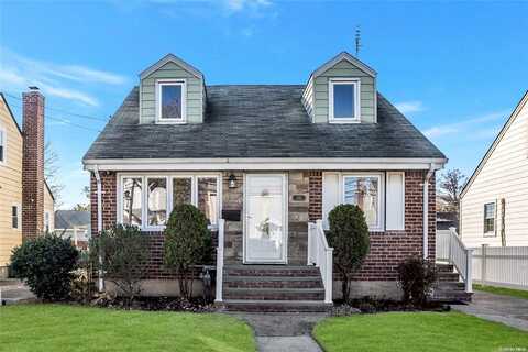 215 Royal Avenue, Mineola, NY 11501