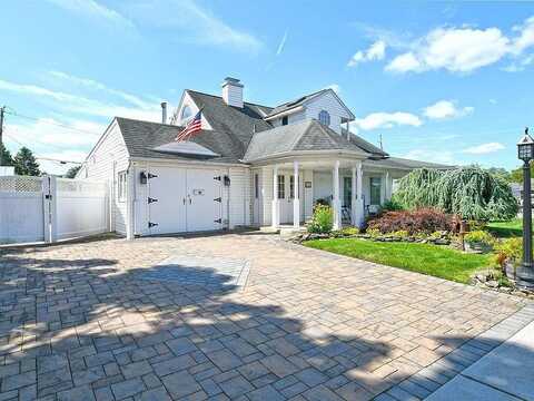 37 Spray Lane, Hicksville, NY 11801