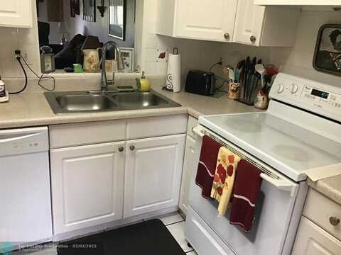 7320 Lake Circle Dr, Margate, FL 33063