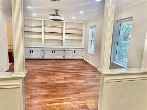 135 MYRTLEWOOD Drive, Pineville, LA 71360