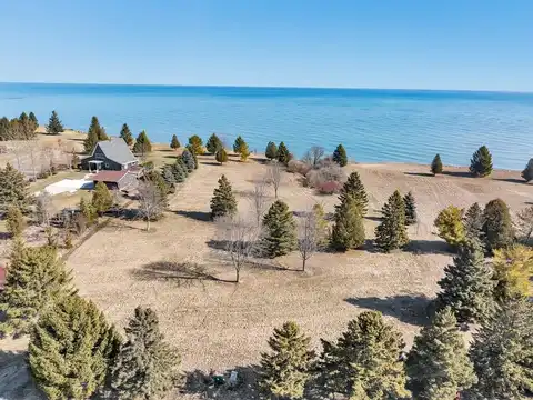 614 Lakeshore Dr, Kewaunee, WI 54216