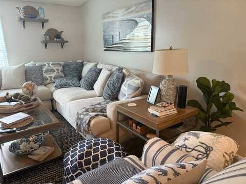 216 Robelina Palm Lane, Naples, FL 34114
