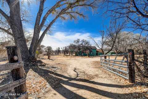 13365 W Cottonwood Lane, Skull Valley, AZ 86338