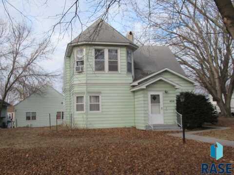 404 S Main Ave, Hills, MN 56138