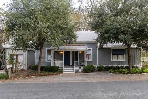 104 West Bell Street, Fayetteville, TX 78940