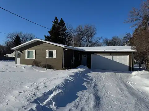 632 East St, Bottineau, ND 58318