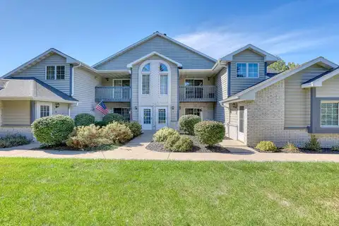 W240N2566 E Parkway Meadow Circle, Pewaukee, WI 53072