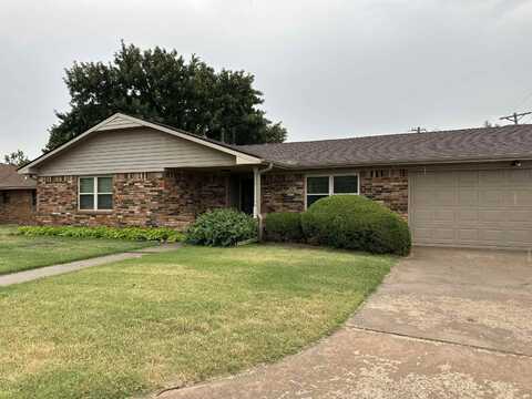 719 Villa Dr, Watonga, OK 73772