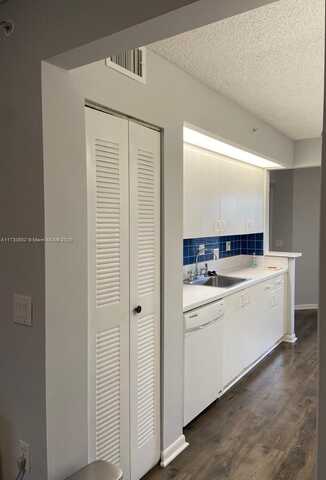571 SW 142nd Ave, Pembroke Pines, FL 33027