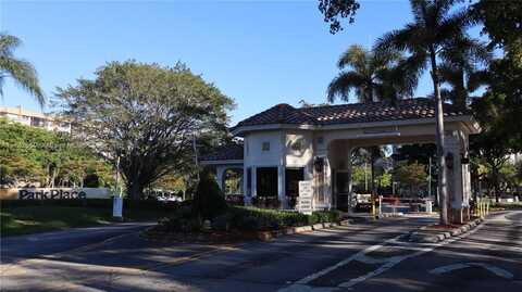 900 Saint Charles Pl, Pembroke Pines, FL 33026